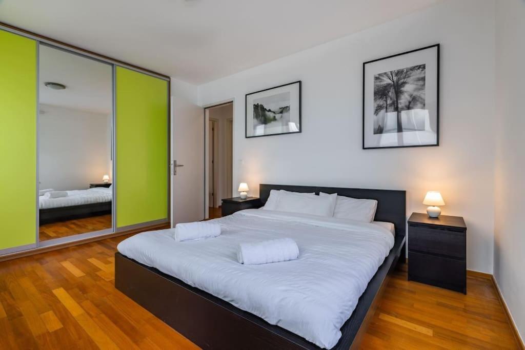 Modern Spacious Flat With A Terrace And A Parking 프라하 외부 사진