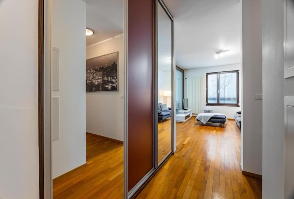 Modern Spacious Flat With A Terrace And A Parking 프라하 외부 사진