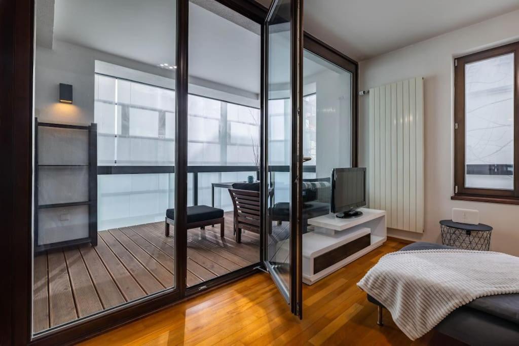 Modern Spacious Flat With A Terrace And A Parking 프라하 외부 사진