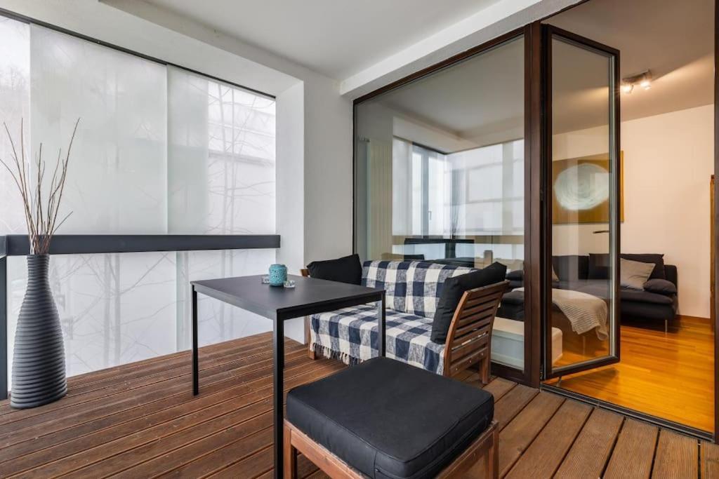 Modern Spacious Flat With A Terrace And A Parking 프라하 외부 사진