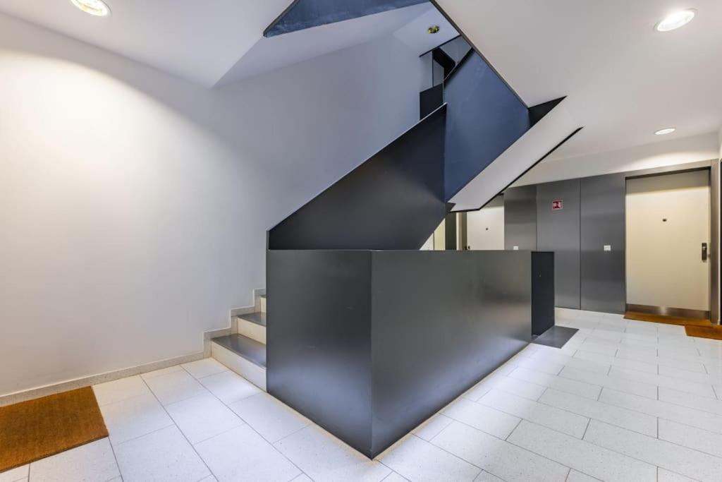 Modern Spacious Flat With A Terrace And A Parking 프라하 외부 사진