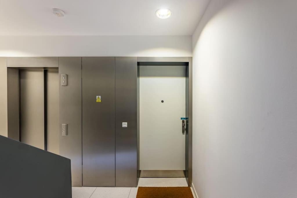Modern Spacious Flat With A Terrace And A Parking 프라하 외부 사진