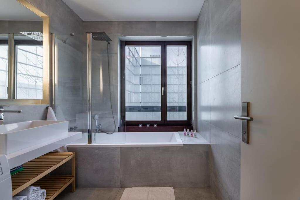 Modern Spacious Flat With A Terrace And A Parking 프라하 외부 사진
